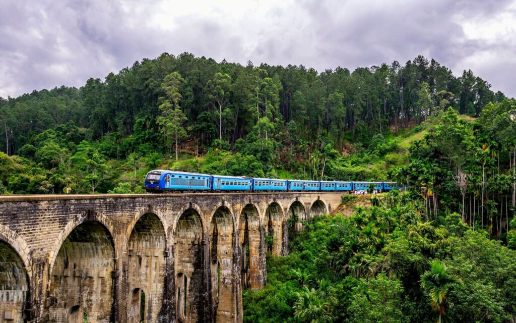 Tren en la Montaña Ella en Sri Lanka