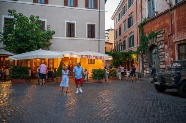 Gente caminando por Trastevere